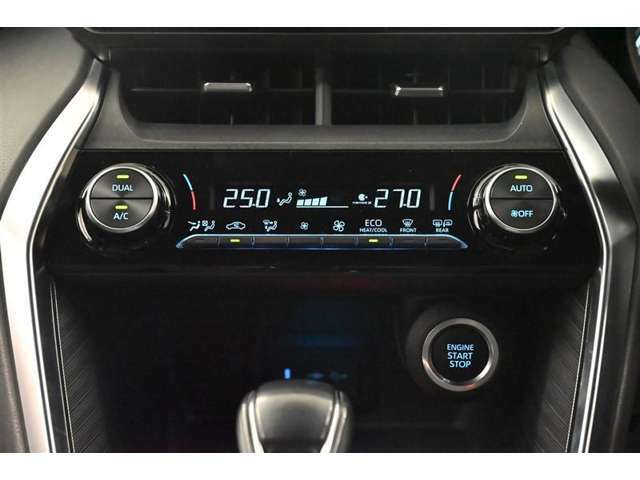 【オートエアコン】お好きな温度に設定すれば自動的に温度を調節、車内を快適空間に仕上げてくれます。