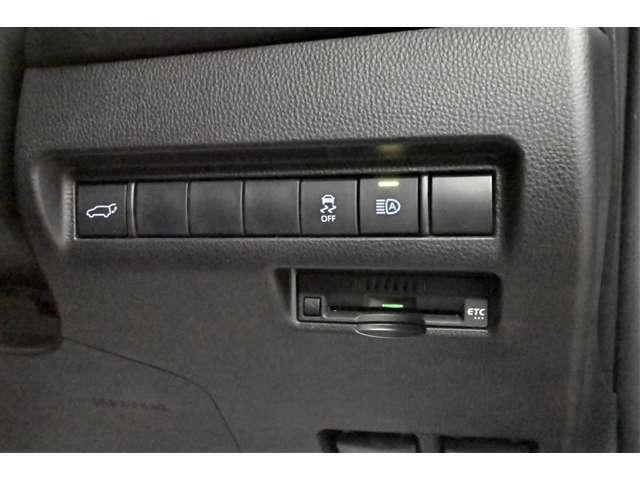 【パワーバックドア】重たいバックドアもスイッチを押すだけで閉めることができます。リモコンや車内のスイッチからも操作できます。