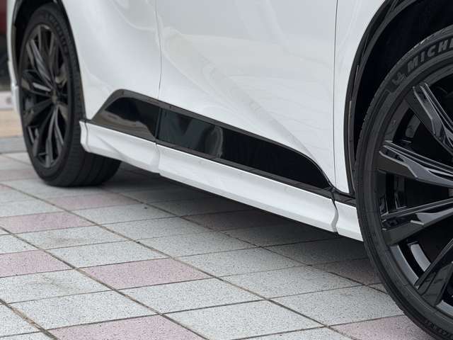純正21インチアルミホイール。ご希望のタイヤ・ホイールもインストール可能です。ご希望をお聞かせください。
