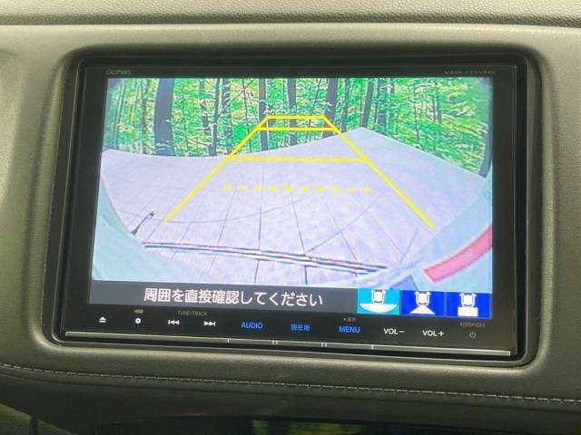 【バックカメラ】駐車時に後方がリアルタイム映像で確認できます。大型商業施設や立体駐車場での駐車時や、夜間のバック時に大活躍！運転スキルに関わらず、今や必須となった装備のひとつです！