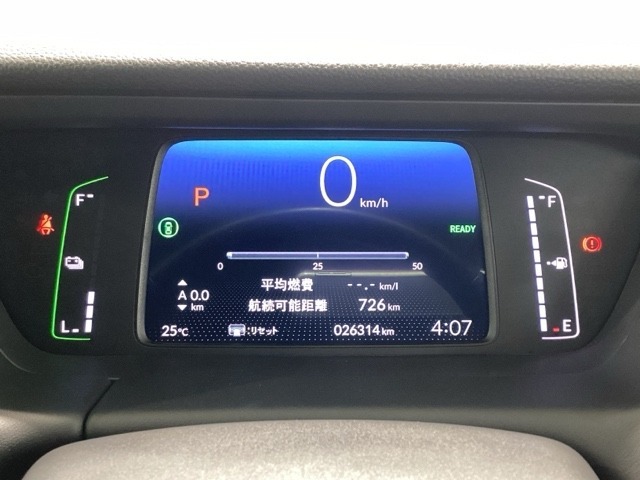 スピードメーターはこちら！すっきりとしたデザインで、昼間でも夜間でも見やすい設計になっています。