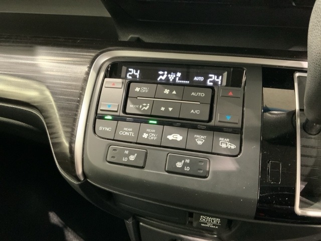 フロント両席にはシートヒーターが付いています！寒い日に便利な装備ですね。