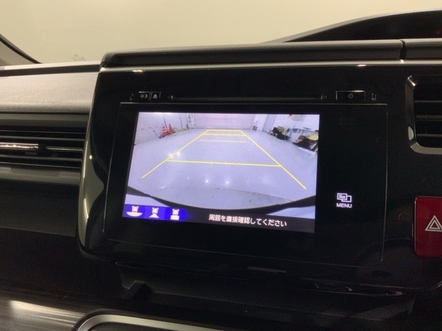 リバースギアに入れるだけで後方の表示へ切り替わります。夜間や雨の日の駐車も楽になりますよ。