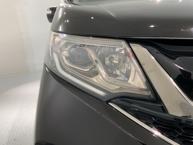 LEDヘッドライトは、点灯の瞬間から最大光量を発揮し、突然暗くなるトンネルなどでの安定感を高めます。