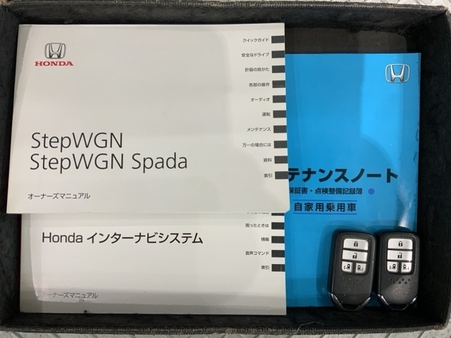スマートキーは鍵をバッグに入れたままでもドアロックの開閉やエンジンのON・OFFができます。夜間や雨の日も鍵を探さなくて良いので便利です。