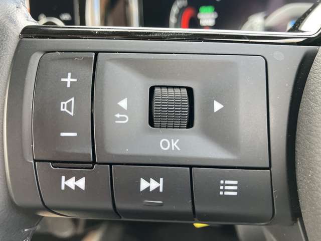 ハンドル操作部　オーディオコントロールスイッチで手元でボリューム調整などが操作できます