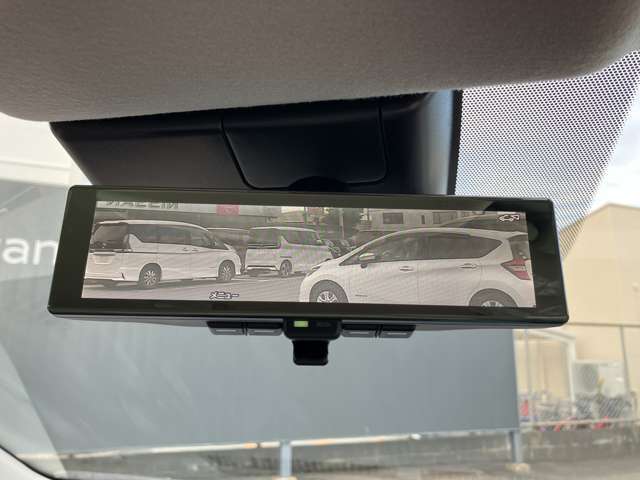 スマートルームミラー　後席に人が乗ってるときルームミラーが見えにくかったり、雨の日や夜間など後方確認がしにくいときにカメラオンで後方視界すっきり。　オフにすれば通常のミラーとしても使えます。