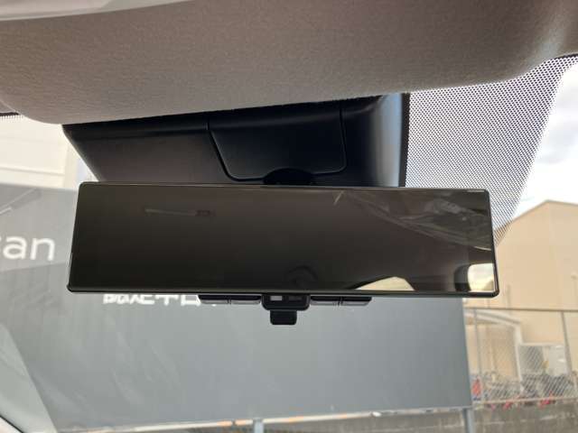 スマートルームミラー　後席に人が乗ってるときルームミラーが見えにくかったり、雨の日や夜間など後方確認がしにくいときにカメラオンで後方視界すっきり。　オフにすれば通常のミラーとしても使えます。