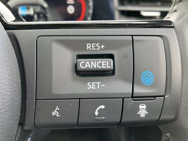 プロパイロットスイッチ。同一車線でのハンドルとアクセルのアシストが可能　長距離ドライブ時に同乗者との会話が弾みます。