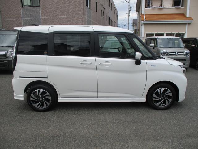 右側です