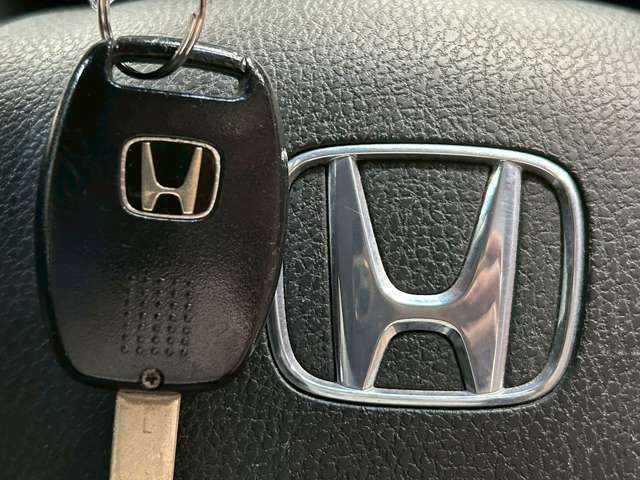 【キーレスエントリキー】ーを差し込んで回してエンジンスタート、ボタンを押してロック開閉ができるものです☆