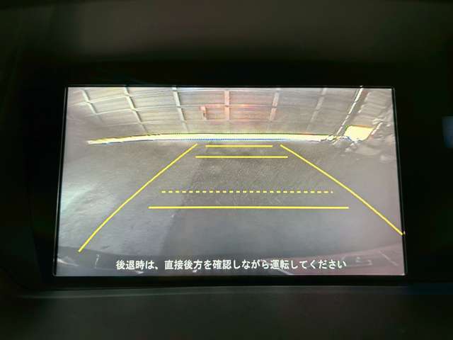 【バックカメラ】運転席から画面上で安全確認ができます。駐車が苦手な方にもオススメな便利機能です。