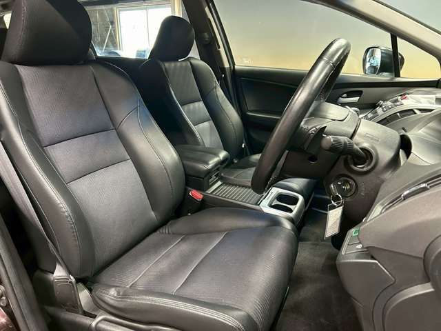運転席も広々としており運転しやすい環境を実現しています☆室内クリーニングも実施済みです。