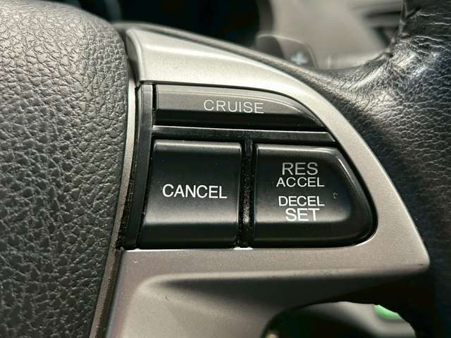 高速道路で便利な【クルーズコントロール】も装着済み。アクセルを離しても一定速度で走行ができる装備です。加速減速もスイッチ操作でOKです。