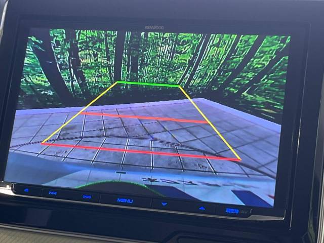 【バックカメラ】駐車時に後方がリアルタイム映像で確認できます。大型商業施設や立体駐車場での駐車時や、夜間のバック時に大活躍！運転スキルに関わらず、今や必須となった装備のひとつです！