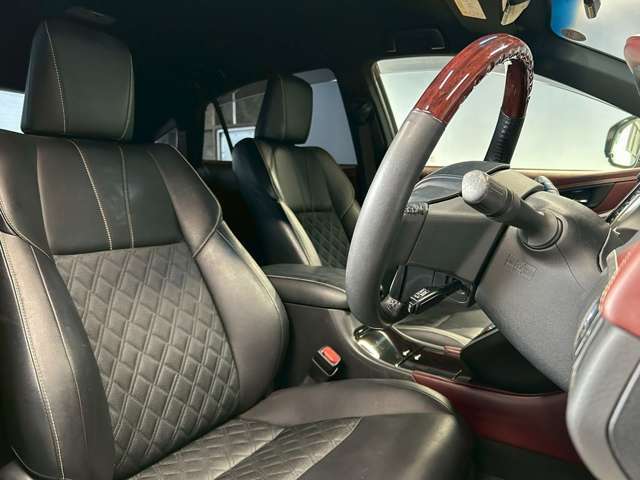 運転席も広々としており運転しやすい環境を実現しています☆室内クリーニングも実施済みです。