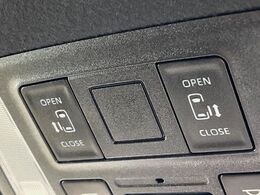 【両側パワースライドドア】スマートキーや運転席のスイッチで後席両側スライドドアの開閉が可能♪電動だから力を入れてドアを開ける必要が無く、小さなお子様でも簡単に開け閉めでき快適です♪