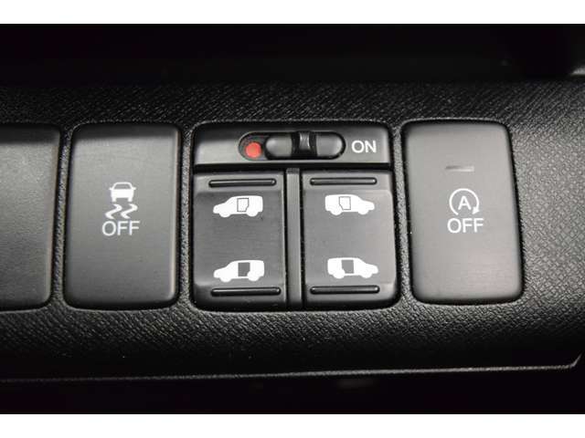 両側パワースライドドア装備★運転席から操作できるのでお子様がいても安心です！