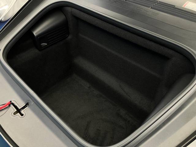 ラゲッジスペースについて、実際の具体的なサイズ感などご質問御座いましたらお答えさせて頂きます。こんな物、こんな形状の物が収納できるかなどお気軽にお声がけ下さいませ。