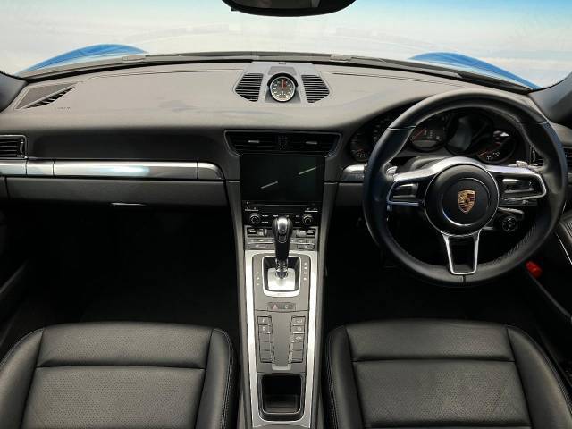 人気のオプションなどが多く装備されている車内です。気になるポイントなどもお気軽にお問い合わせください。お問い合わせはTEL072-224-4908