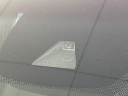 【トヨタセーフティセンス】走行中に前方の車両等を認識し、衝突しそうな時は警報とブレーキで衝突回避と被害軽減をアシスト。より安全にドライブをお楽しみいただけます。