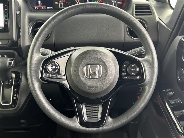 【ステアリングリモコン】手元のボタンから、オーディオやナビなどの操作ができるので、よそ見をせずに安全に運転に集中できます！