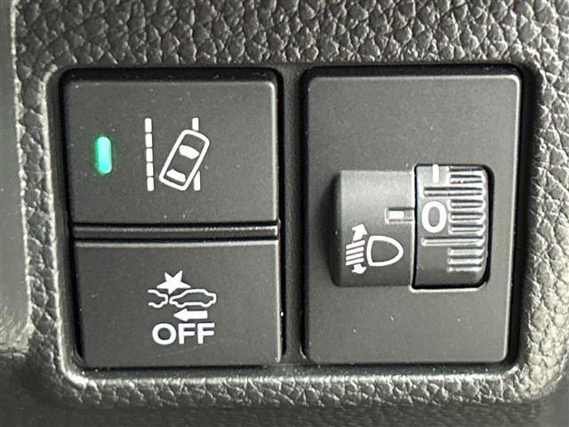 【衝突軽減ブレーキ】衝突するおそれが高い場合、音と光で注意して強いブレーキングを行い、衝突回避・被害軽減を支援します。機能には限界があるためご注意ください。