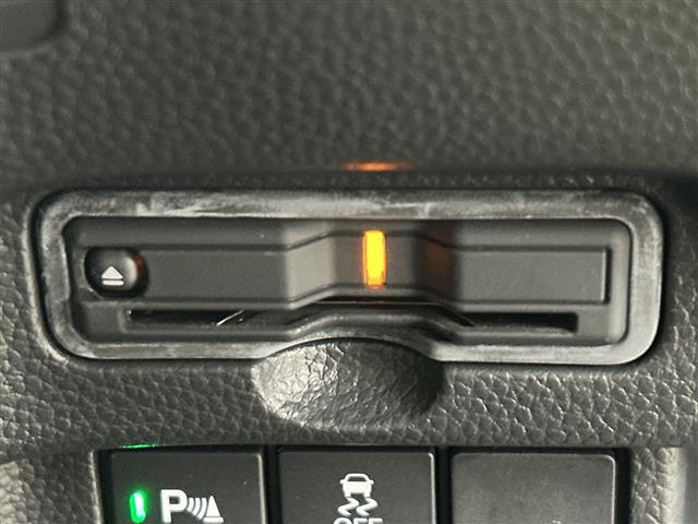 【ETC】有料道路を利用する際に料金所で停止することなく通過できる、ETC車載器（ノンストップ自動料金収受システム機器）が装備されています。セットアップを行うことで利用可能になります。