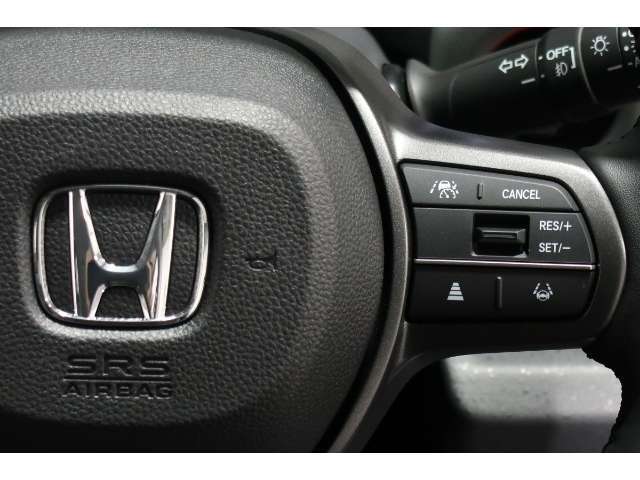 Hondaセンシングの機能のひとつ、アダプティブクルーズコントロール付！アクセルから足を離しても設定したスピードと前車との車間を保ち走行してくれます！車線維持もアシスト☆高速道路で疲労軽減ですね☆