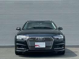 Audiでは2004年以降、この逆台形型のシングルフレームグリルを採用しています。他ブランドのフロントマスクデザインにも大きな影響を与えています。