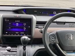 ステアリングホイール左側のオーディオリモートコントロールスイッチで、手元でオーディオを操作できるので便利です。