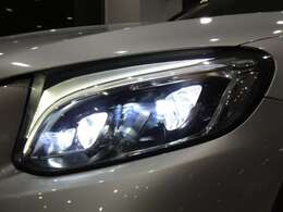 視認性が良くドライバーの運転をサポートするLEDハイパフォーマンスヘッドライトを採用！LEDインテリジェントライトシステム、アダプティブハイビームアシストも装備しており、夜間の運転も安心して頂けます！
