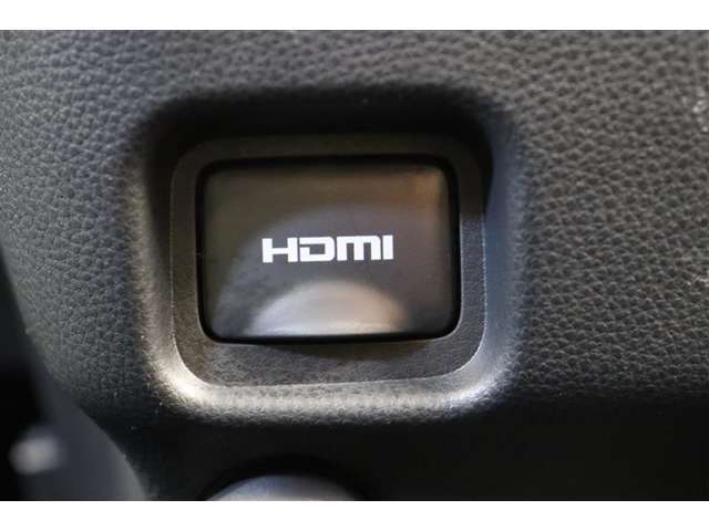 音声と映像が1本のケーブルで伝送できる便利なHDMIを装備しています。iPhoneやスマートフォンの画面と全く同じ画面がカーナビの画面に表示されるので、地図アプリや動画などのミラーリングが可能です。