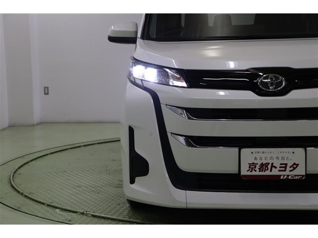 フロントグリルと一体化したヘッドライトは環境に優しく経済的なLED。周囲の明るさを感知して点灯・消灯するオートライト搭載。オートハイビームも搭載しているので面倒なライトの切替えは不要です。