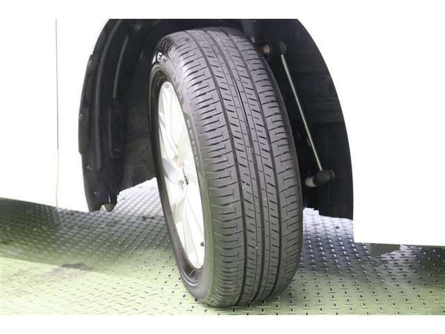 タイヤサイズ　205/60R16。シルバーメタリック塗装でスッキリとしたデザインの純正アルミホイールを装着しています。