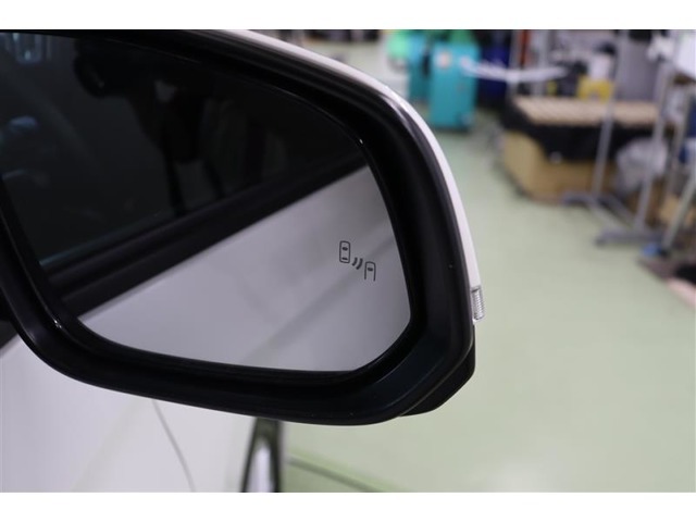 BSM搭載。バック出庫の際に左右から接近する車両を検知警告するRCTAも搭載。さらに、ドアを開ける際に後方からの接近車両との衝突の可能性がある場合インジケーターで警告するSEAも搭載しています。