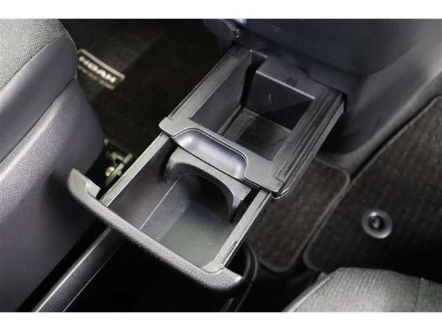 2段階引出し式カップホルダーを装備しています。小物入れやカードホルダー機能も備えた便利なホルダーです。