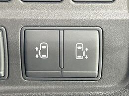 【両側パワースライドドア】スマートキーや運転席のスイッチで後席両側スライドドアの開閉が可能♪電動だから力を入れてドアを開ける必要が無く、小さなお子様でも簡単に開け閉めでき快適です♪