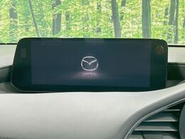 【10.25インチマツダコネクト】車内の雰囲気にマッチした大型ディスプレイ。スマホ接続でのナビ使用やBluetooth再生等、様々な機能が楽しめます。直感的なダイヤル操作が可能で、使い勝手も良好です。