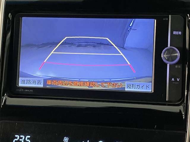 後方確認の必須アイテムバックモニターの画像です。今やなくてはならない方が多くいらっしゃいますが「安心してくださいついてますよ」