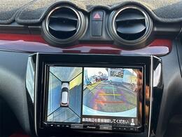 【全方位型モニター】クルマを上空から見下ろしているかのように、直感的に周囲の状況を把握できる全方位型モニター。狭い場所での駐車でも周囲が映像で確認できます。