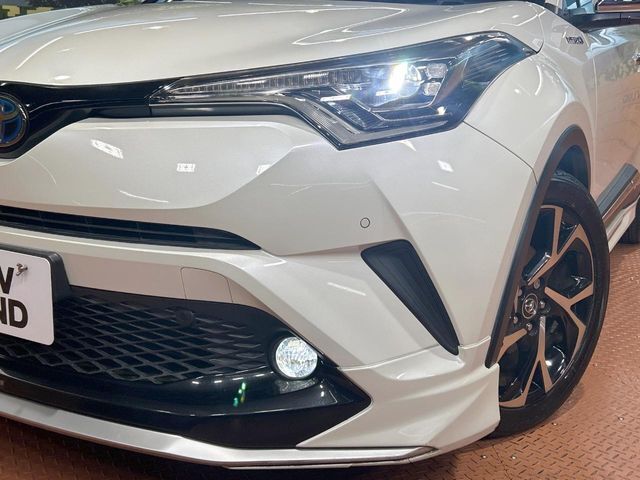 【LEDヘッドライト】悪天候や夜間走行時も良好な視界を確保し安心して運転できる高輝度LEDヘッドライトを装備！点灯速度が早く、消費電力も抑えられています。