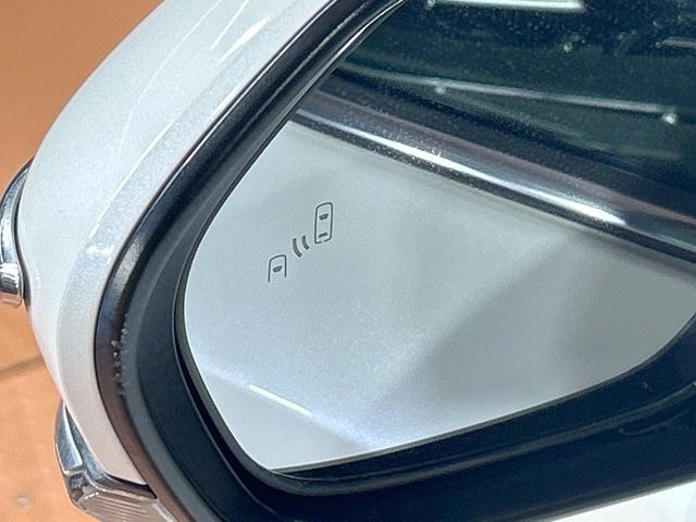 【ブラインドスポットモニター】走行中、ドアミラーの死角になりやすい箇所に後続車が接近するとサイドミラーのレンズに警告を表示！ドライバーに注意喚起をしてくれます。