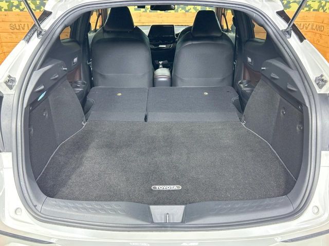 後席を格納すると、これだけの広さが！シーンに合わせたシートアレンジで、大きな荷物も積むことが出来ます♪