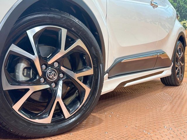 【純正18インチアルミホイール】外観にマッチした純正アルミホイールを装着しております。各種社外アルミホイールや、スタッドレスタイヤも取扱いしております。是非ご相談ください♪