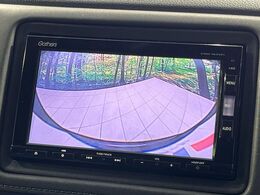 【バックカメラ】駐車時に後方がリアルタイム映像で確認できます。大型商業施設や立体駐車場での駐車時や、夜間のバック時に大活躍！運転スキルに関わらず、今や必須となった装備のひとつです！