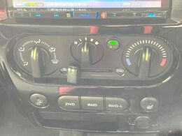 【シートヒーター】寒い日に重宝するシートヒーター！エアコンより早く温まってくれるので寒がりの人も安心ですね♪エアコンの温風は乾燥するから苦手、という方にもをおすすめです。