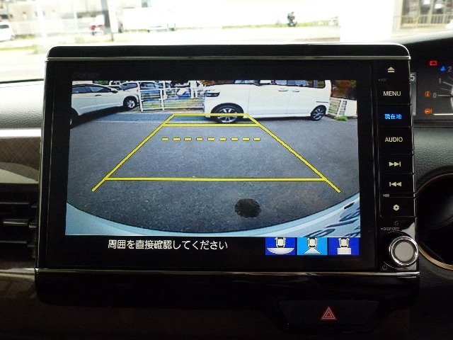 バック駐車が苦手な方や、初めてのお車で不安な方でも後方をナビ画面に映してくれるので、ラクラク停められます。