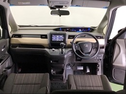 パーキングブレーキはフット式なので運転席と助手席の間はすっきり、移動も楽々です。さっと手が届く位置にATセレクトレバーやエアコンスイッチなどがあり操作性に優れています