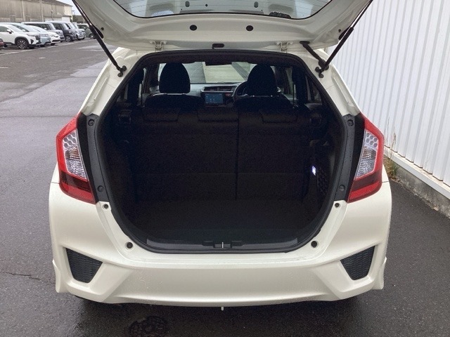 テールゲートを開けるとラゲッジルームがあるので荷物を収納できます。